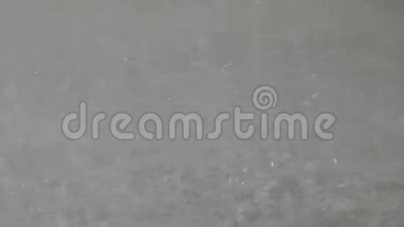 道路上的降雨和溅满地面视频的预览图