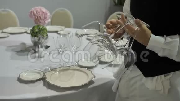 玻璃酒杯用于葡萄酒脱胶庆祝生日会议婚礼的盛宴视频的预览图