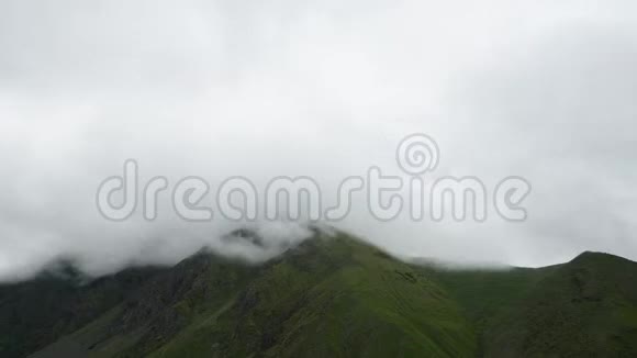 雨云在山上形成的时间推移格鲁吉亚卡兹贝吉视频的预览图