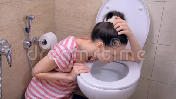 醉酒疲惫的女人在厕所呕吐坐在家里的地板上宿醉侧视视频的预览图