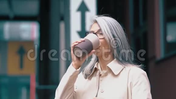 中年亚洲女人喝咖啡视频的预览图