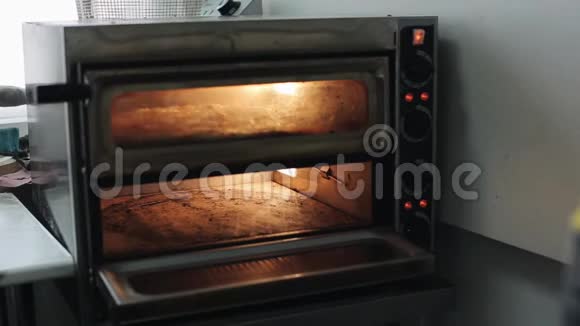 把一个面团披萨基地放进电烤箱视频的预览图