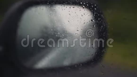 开车时漂亮的水滴落在汽车的玻璃上雨天视频的预览图