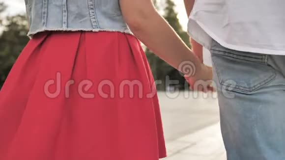 恋爱中的年轻夫妇牵着手在城里散步浪漫的心情视频的预览图