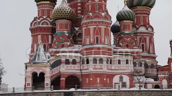 莫斯科俄罗斯2018年12月在灰色天空的背景下在雪中倾斜圣巴西尔大教堂视频的预览图