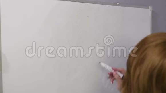 一位妇女背着身子站在白板上画着货币标志白板上有一个发光的绿色欧元视频的预览图