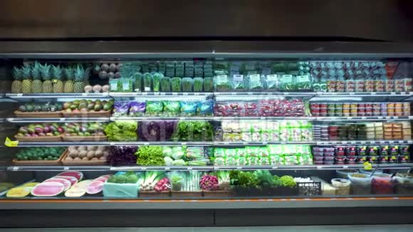 超市柜台上的各种蔬菜和新鲜调味品视频的预览图