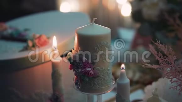 两个小蜡烛和一个大蜡烛特写蜡烛在活动中很美的光视频的预览图