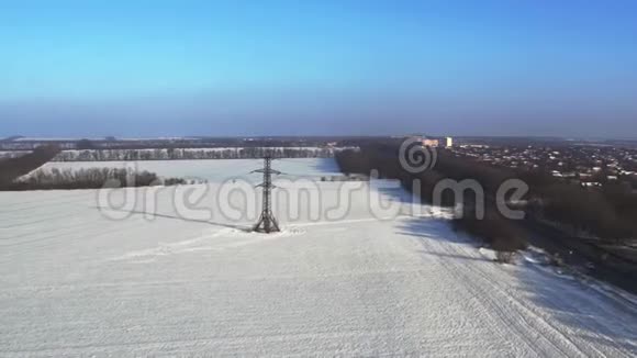 俄罗斯某地的电力线路冬季景观鸟瞰视频的预览图