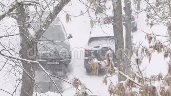 停车场的雪中车暴风雪冬天降雪视频的预览图