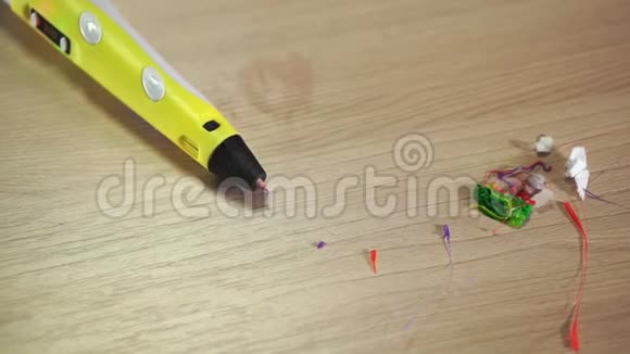 桌子上有一支3D钢笔靠近垃圾和ABS塑料残留物视频的预览图