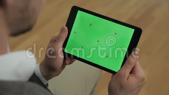 男手刷卡平板绿屏在平板电脑上触摸变色屏幕的人视频的预览图
