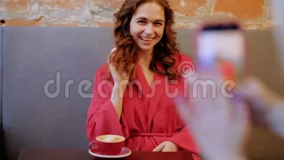 流动摄影照片年轻女子摆着咖啡厅视频的预览图