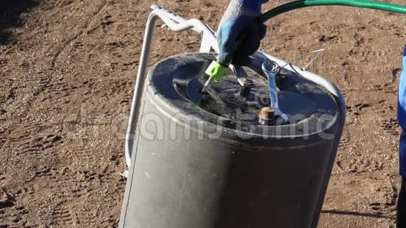 手拿软管用水填充土壤复合工具静态拍摄视频的预览图