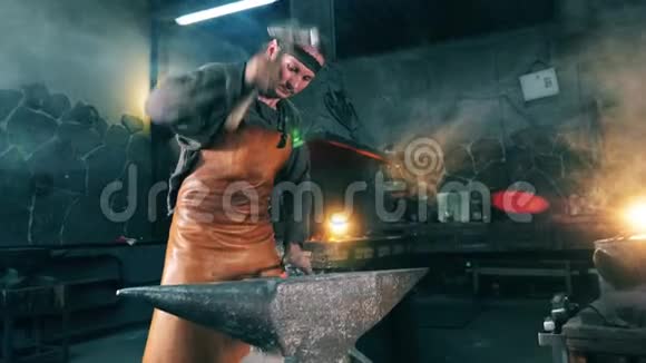 锻造工人在铁砧上打金属刀视频的预览图