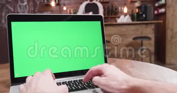 绿色屏幕笔记本电脑上快速打字的手持动态镜头视频的预览图