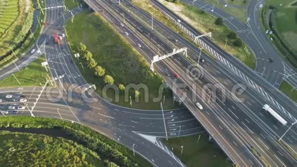 荷兰高速公路下的大型环形交叉路口视频的预览图