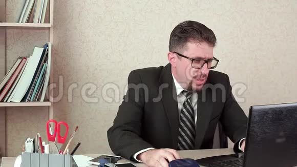 办公室经理胡须和眼镜男头痛视频的预览图