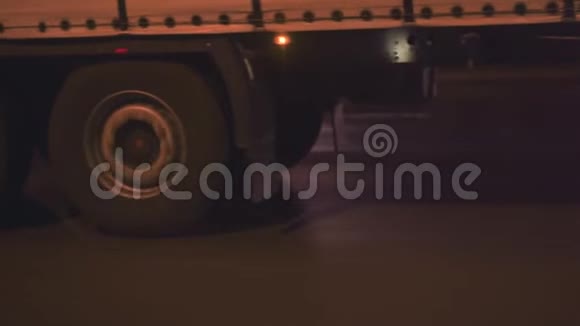 拖拉机车轮在轨道上运动的特写不错的镜头视频的预览图