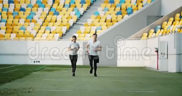 两个在体育场的慢跑者视频的预览图