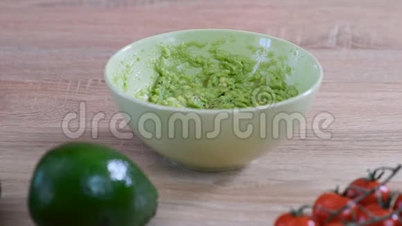厨师把橄榄油倒入一碗鳄梨酱中健康食品概念视频的预览图
