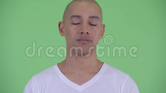有压力的秃头男人看起来又无聊又疲惫视频的预览图