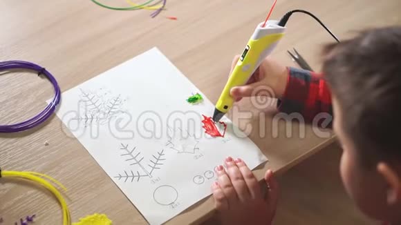 青少年男孩使用3D笔他用红色ABS塑料制造一片植物叶子视频的预览图