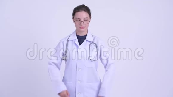 年轻迷茫的女医生在拇指向上和拇指向下之间做出选择视频的预览图
