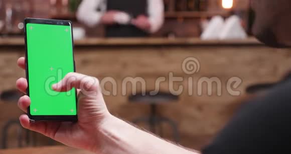 绿色屏幕手机上工作和滚动的静态照片视频的预览图
