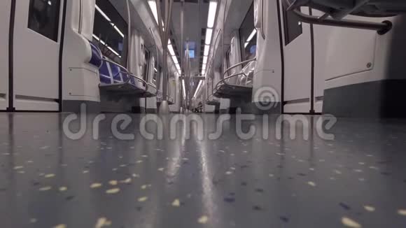 2019年3月5日西班牙巴塞罗那主题城市市政地下交通地铁内部新的现代室内设计视频的预览图