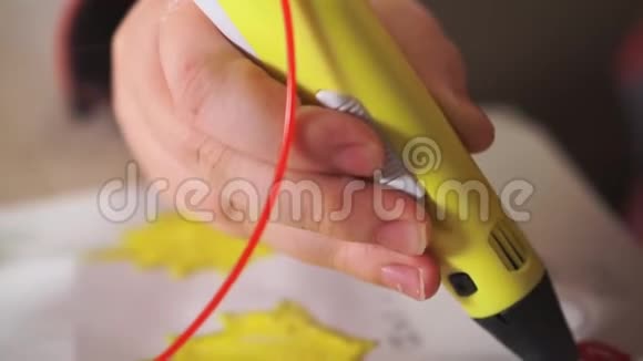 超大男孩手使用3D笔他用塑料制造数字视频的预览图