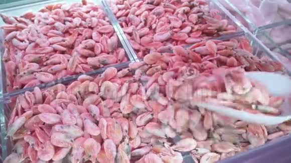 冷藏柜里的冷冻虾用铲子挑选虾虾大鱼市场视频的预览图