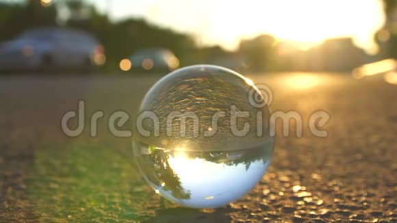 日落时分城市里的玻璃球视频的预览图