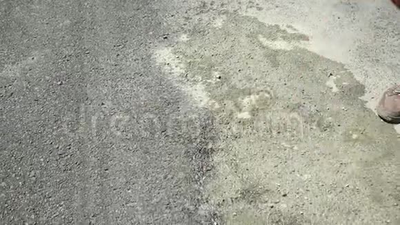 两个人在跑道上撒满了洒满了油的沙子在那里有跑车视频的预览图