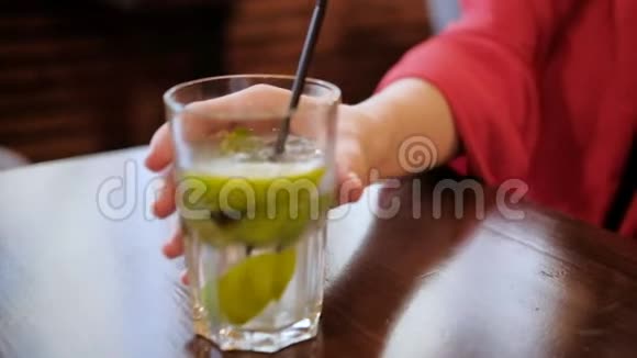 女人喝新鲜柠檬鸡尾酒无忧无虑视频的预览图