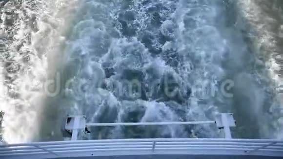一艘漂浮的船在海浪上的小径视频的预览图