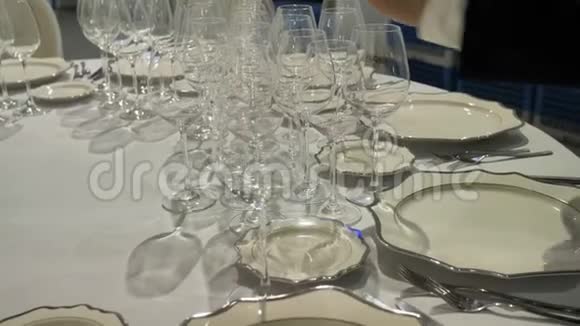 庆祝生日会议婚礼的盛宴酒精用玻璃杯视频的预览图
