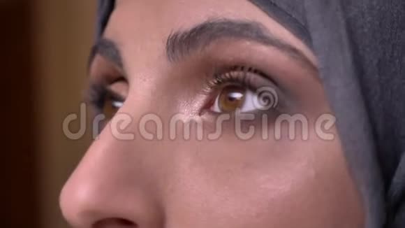 用小刷子和大刷子为美丽的穆斯林女士在布里克肯墙上做眼妆的手画像视频的预览图