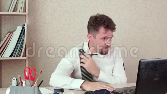 办公室经理胡子男工作累工作日长视频的预览图