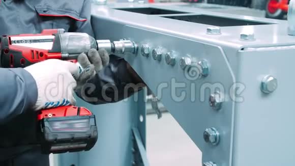 工业机金属表面拧紧螺栓使用螺丝刀视频的预览图