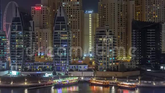 豪华游艇停在迪拜码头码头码头码头上可从城市空中俯瞰夜晚时光视频的预览图