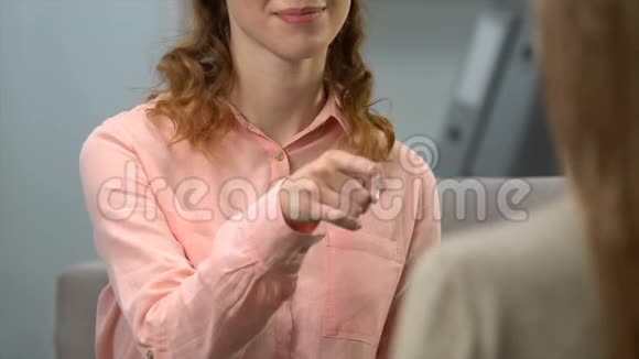 聋人女人说你可爱女朋友也签你在ASL对话视频的预览图