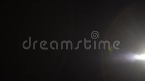漂浮的天然灰尘兔子在黑色的工作室背景上闪闪发光视频的预览图