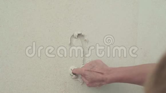 塞舌尔普拉斯林岛女人的手用手指在白沙上书写2019一场干净的海浪洗涤视频的预览图