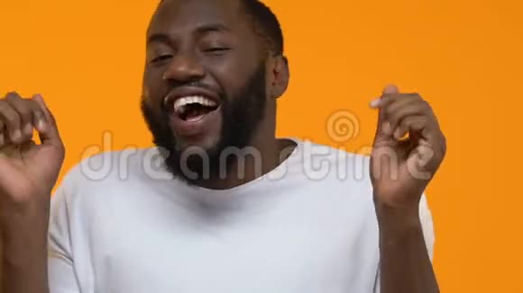 快乐的非洲男人光明的背景庆祝胜利快乐的客户视频的预览图