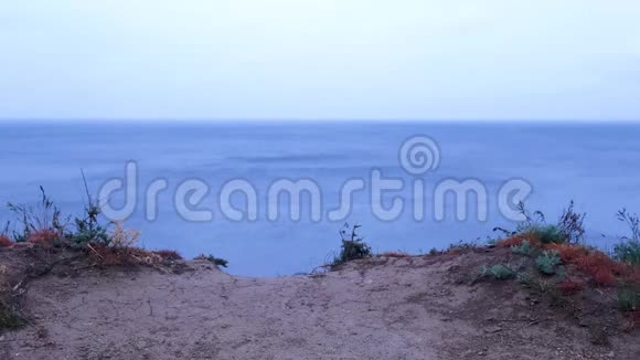 美丽的海景从山与蓝色的海和天空在阴天视频的预览图