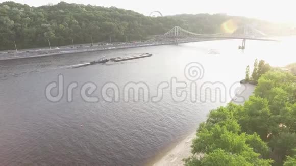 令人惊叹的鸟瞰美丽的景观上方的Dnipro河在乌克兰基辅绿树宽阔的河流视频的预览图