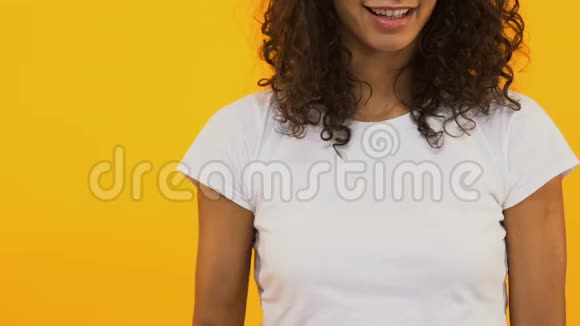 年轻女性带采购包显示OK标志精品折扣时尚视频的预览图