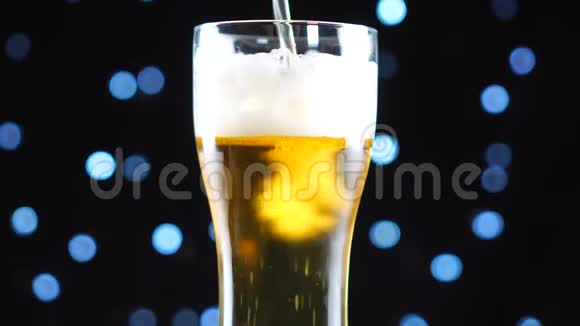 轻啤酒特写冷光啤酒在亚光黑色背景下分离的薄荷旋转视频的预览图