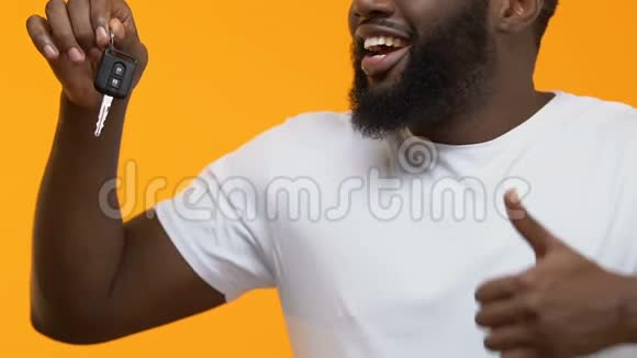 微笑的非洲男人拿着车钥匙竖起大拇指汽车信贷审批视频的预览图